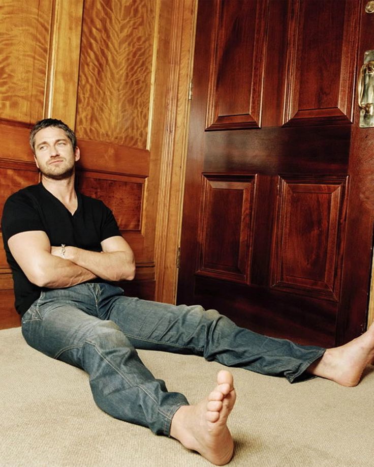 Gerard Butler Feet Pics? See His Best Footwear Moments